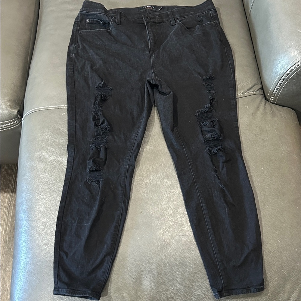 Torrid Black Ripped Skinny Jeans, side 18. GUC